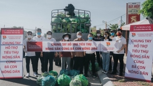 Lực lượng đoàn viên thanh niên Agribank Phú Yên hỗ trợ thu mua rau củ quả, tiêu thụ giúp nông dân.