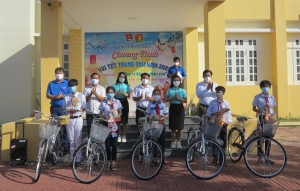 Lãnh đạo Thị xã trao tặng xe đạp cho các em thiếu nhi.