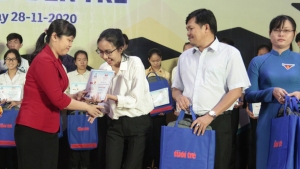 Trao học bổng Tiếp sức đến trường cho tân sinh viên Tiền Giang - Bến Tre năm 2020.