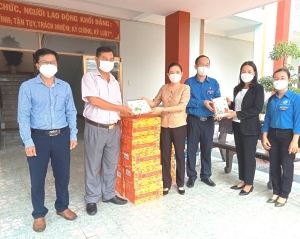 Đồng chí Đinh Thị Thu Thanh và đồng chí Trần Minh Trí trao tặng nước và vở cho lãnh đạo huyện Tuy An.