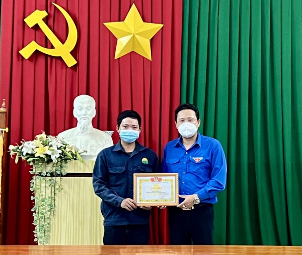 Anh Phan Anh Văn - Bí thư Huyện Đoàn Phú Hòa trao giấy khen  cho anh Lê Văn Chung.