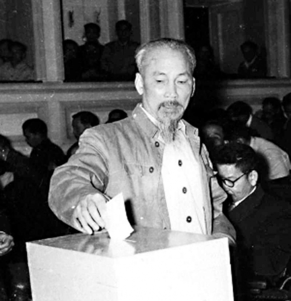 Bác Hồ bỏ phiếu bầu cử tại Hà Nội năm 1960. Ảnh: TL