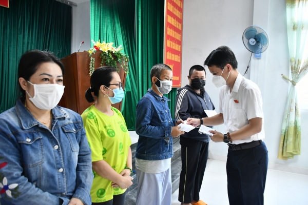 Đồng chí Lương Minh Tùng trao quà tết cho các hộ nghèo ở Phường 1, thành phố Tuy Hòa.