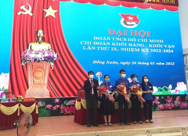 Thường trực Huyện Đoàn Đồng Xuân và lãnh đạo Đảng ủy Khối Đảng - Khối Vận tặng hoa chúc mừng Ban Chấp hành Chi đoàn Khối Đảng - Khối Vận khoá IX.