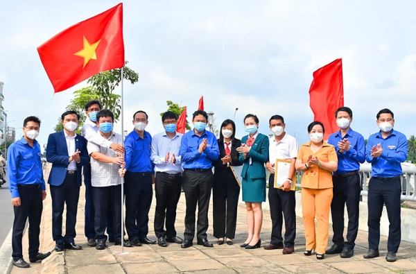 Cá đồng chí lãnh đạo và các đơn vị tài trợ tham gia cắm cờ Tổ quốc trên đoạn đường Điện Biên Phủ (TP Tuy Hòa).