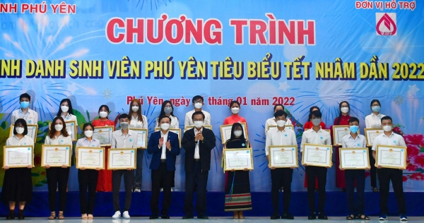Các đồng chí lãnh đạo tỉnh trao bằng khen của UBND tỉnh cho các sinh viên.