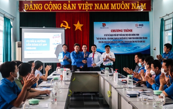 Thường trực Tỉnh Đoàn và lãnh đạo Ngân hàng Quân đội (MB Bank) - Chi nhánh Phú Yên nhất ký kết Kế hoạch phối hợp.