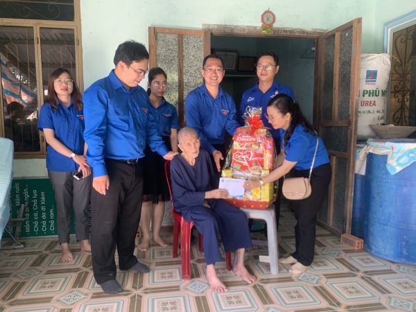 Đoàn viên thanh niên tặng quà cho Mẹ Việt Nam Anh Hùng Phạm Thị Quyện.