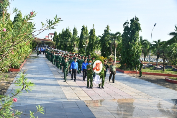 Thường trực Tỉnh Đoàn cùng cán bộ, đoàn viên, thanh niên đặt vòng hoa tưởng niệm các anh hùng liệt sĩ tại Đài tưởng niệm.
