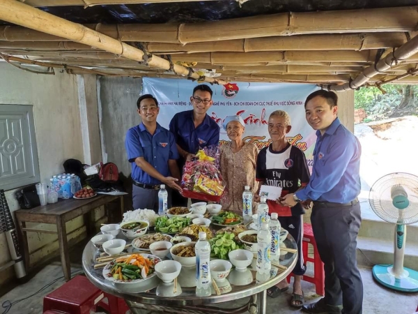 Chương trình "Bữa cơm tri ân" tại nhà thân nhân liệt sĩ Nguyễn Sở.