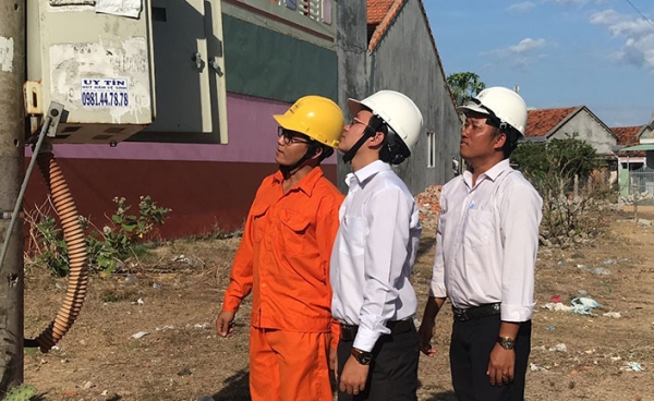 Nguyễn Đức Thuận (giữa) tại chương trình kiểm tra tổn thất điện năng thực tế tại hiện trường. Ảnh: HOA HỒNG