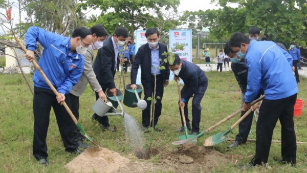 Đoàn viên, thanh niên Phú Yên cùng các đồng chí lãnh đạo trồng cây xanh “Vì một Việt Nam xanh” tại xã An Hòa Hải, huyện Tuy An. Ảnh: KHÁNH HÀ