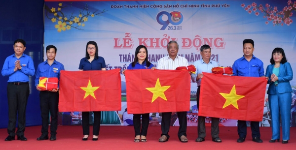 ồng chí Hồ Thị Nguyên Thảo, Ủy viên Ban Thường vụ Tỉnh ủy, Phó Chủ tịch UBND tỉnh và Bí thư Tỉnh đoàn Phan Xuân Hạnh tặng cờ Tổ quốc cho ngư dân.