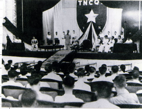 Chủ tịch Hồ Chí Minh nói chuyện với Thanh niên Cứu quốc ở Nhà hát Lớn (Hà Nội), ngày 25-11-1945.