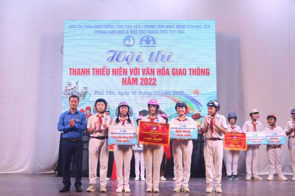 Phó Bí thư Tỉnh Đoàn Võ Duy Kha trao giải nhất cho Trường THCS Lương Thế Vinh.