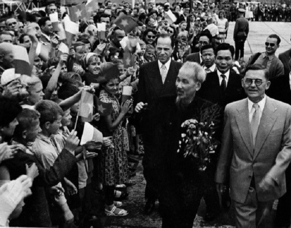 Nhân dân thủ đô Vácxava nhiệt liệt hoan nghênh Hồ Chủ tịch sang thăm nước Cộng hòa nhân dân Ba Lan (1957)