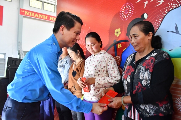 Đ/c Lương Minh Tùng, Bí thư Tỉnh Đoàn, Chủ tịch Hội LHTN Việt Nam tỉnh trao quà cho gia đình có hoàn cảnh khó khăn trên địa bàn huyện Sông Hinh.