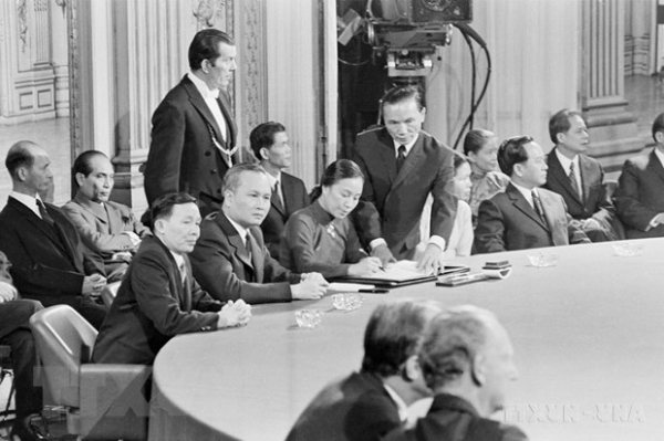 Bộ trưởng Ngoại giao Chính phủ Cách mạng lâm thời Cộng hoà miền Nam Việt Nam Nguyễn Thị Bình ký văn kiện Hiệp định Paris về chấm dứt chiến tranh, lập lại hòa bình ở Việt Nam, ngày 27/1/1973, tại Trung tâm Hội nghị Quốc tế ở thủ đô Paris (