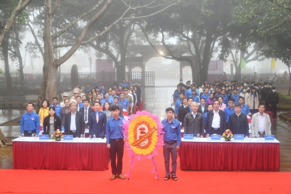 Lãnh đạo các ban đảng Tỉnh ủy, Thường trực Tỉnh Đoàn và các đơn vị, đoàn viên, thanh niên đặt vòng hoa tưởng nhớ Bác Hồ.