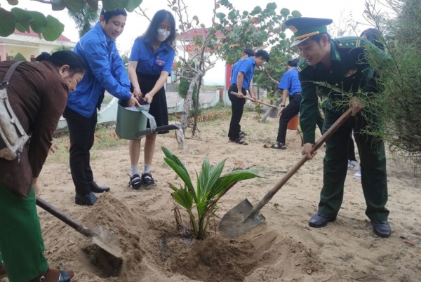 Đoàn viên, thanh niên, hội viên, chiến sĩ trồng 100 cây xanh trong khuôn viên Đồn Biên phòng Tuy Hòa.