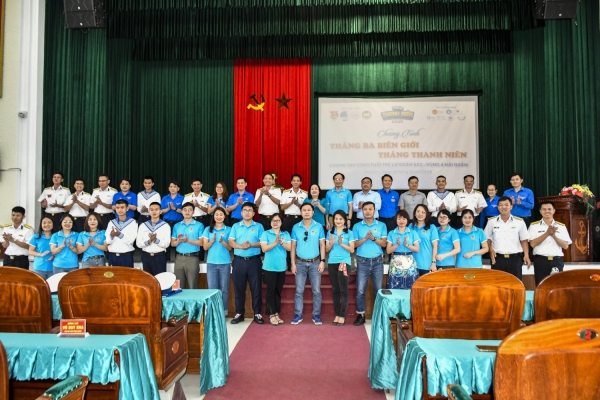 Đồng chí Cao Thị Hòa An, Phó Bí thư Thường trực Tỉnh ủy, Chủ tịch Hội đồng nhân dân tỉnh cùng Ban tổ chức, cán bộ, chiến sĩ  chụp hình lưu niệm tại chương trình.