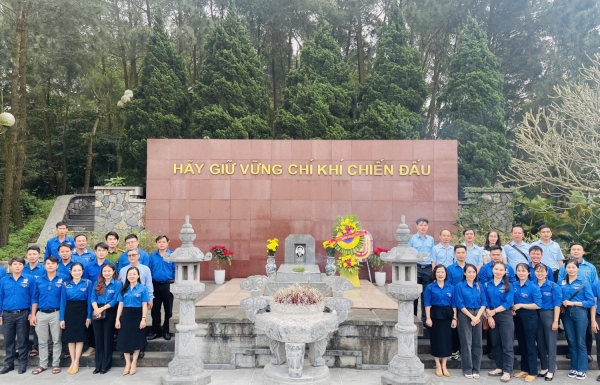 Hai đơn vị chụp hình lưu niệm tại Khu di tích Cố Tổng Bí thư Trần Phú.