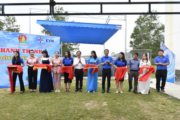 Ban Tổ chức khánh thành công trình “Bể bơi di động” tại Trường Tiểu học và Trung học cơ sở Suối Trai, xã Suối Trai, huyện Sơn Hòa.