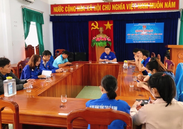 Quang cảnh buổi sinh hoạt Câu lạc bộ Lý luận trẻ huyện Tuy An.