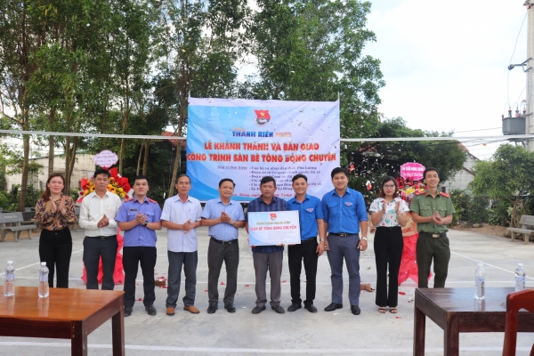  Các cơ sở Đoàn bàn giao sân bóng chuyền cho thôn Phú Lương.