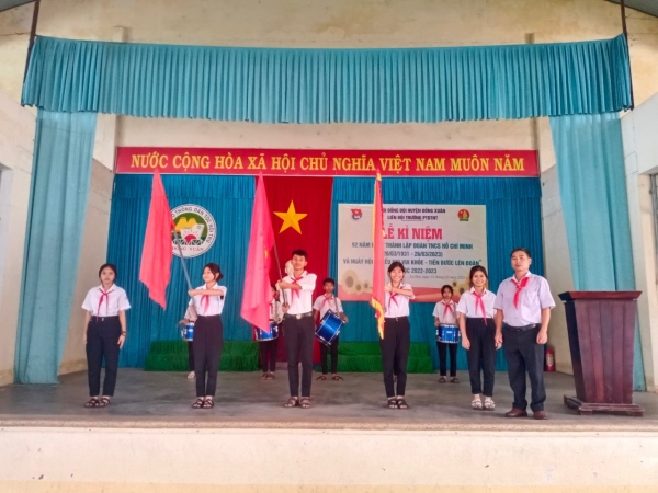 Lễ chào cờ Đội gắn với sinh hoạt truyền thống chài mừng 92 năm Ngày thành lập Đoàn TNCS Hồ Chí Minh.
