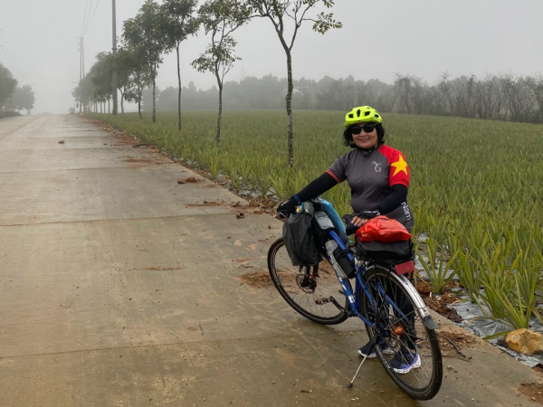Nữ hướng dẫn viên U70 đạp xe đạp trong 34 ngày từ Đền Hùng về đất Mũi