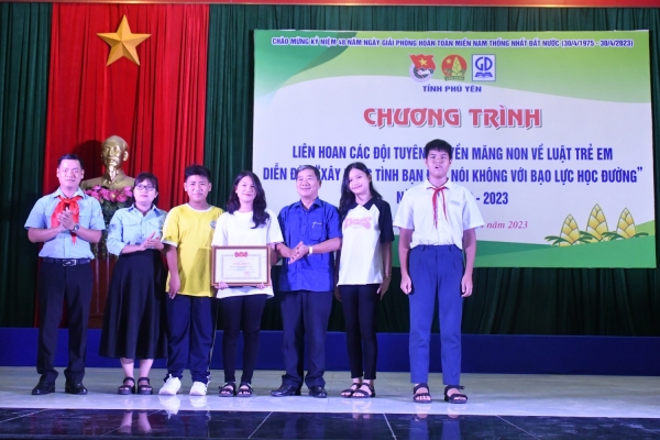 Lãnh đạo Ban Dân vận Tỉnh ủy và Thường trực Tỉnh Đoàn, Hội đồng Đội tỉnh trao giải nhất cho Hội đồng Đội TP Tuy Hòa.