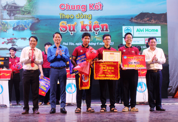 Bí thư Thành ủy Tuy Hòa Huỳnh Lữ Tân (bìa phải) cùng lãnh đạo Tỉnh đoàn, Ủy ban MTTQ tỉnh trao giải nhất cho đội Trường THPT chuyên Lương Văn Chánh.