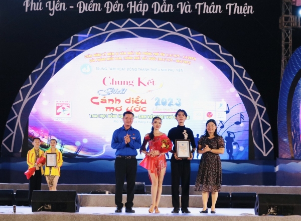 Phó Trưởng ban Dân vận Tỉnh ủy Lê Thị Ngọc Hoa và Phó Bí thư Tỉnh Đoàn Võ Duy Kha trao giải nhất thể loại nhảy cho nhóm thí sinh.