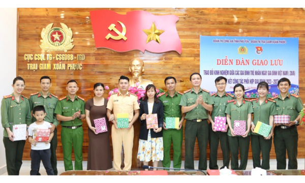 Bí thư Đoàn thanh niên Công an tỉnh và Đoàn thanh niên Trại giam Xuân Phước tặng quà cho các gia đình trẻ của hai đơn vị.