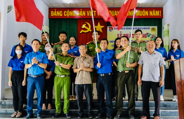 Thường trực Tỉnh Đoàn, lãnh đạo huyện Sông Hinh trao cờ lệnh phát động chiến dịch thanh niên tình nguyện hè cho 3 đơn vị.