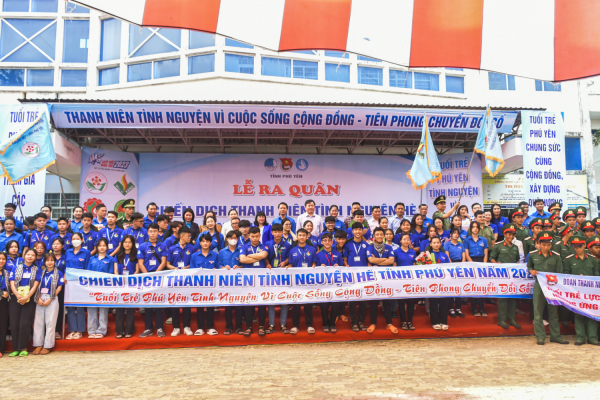 Lãnh đạo tỉnh cùng các đại biểu, đoàn viên, thanh niên, các chiến sĩ tình nguyện chụp ảnh lưu niệm Lễ ra quân Chiến dịch Thanh niên tình nguyện hè năm 2023.