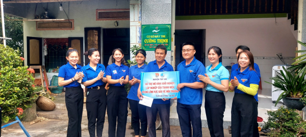 Thăm, động viên và trao tặng kinh phí hỗ trợ các mô hình khởi nghiệp, lập nghiệp của thanh niên trong lĩnh vực  bảo vệ môi trường tại xã An Định, Tuy An