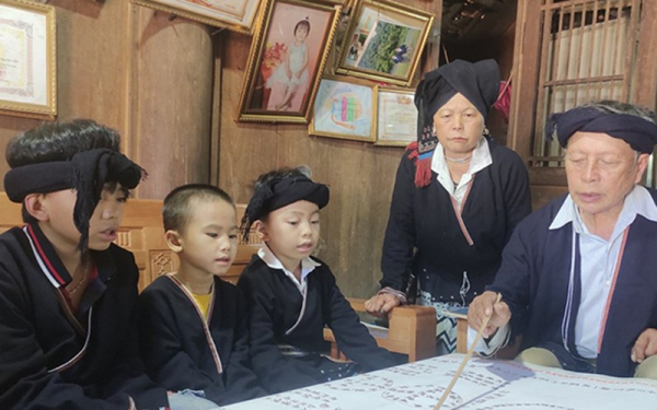 Truyền dạy chữ Nôm Dao ở bản du lịch cộng đồng xóm Sưng, xã Cao Sơn (Đà Bắc, Hòa Bình).
