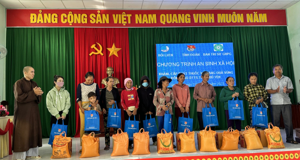 Đoàn trao tặng quà cho người dân có hoàn cảnh khó khăn, người đồng bào dân tộc thiểu số xã Krông Pa.