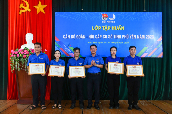 Đồng chí Võ Duy Kha, Phó Bí thư Tỉnh ĐoànTặng bằng khen cho các cá nhân đạt giải trong Hội thi Bí thư Đoàn cơ sở giỏi cấp tỉnh năm 2023.