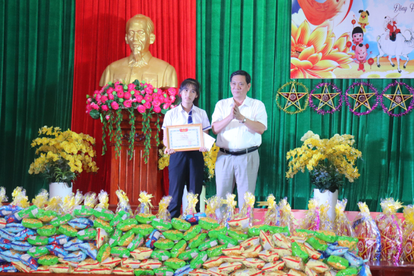Phó Chủ tịch UBND thị xã Nguyễn Văn Hồng trao giải nhất cho em Tô Hoài Trân.