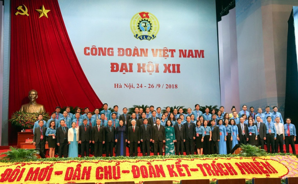 Lãnh đạo Đảng, Nhà nước, Quốc hội chụp ảnh lưu niệm cùng các đại biểu tham dự Đại hội XII Công đoàn Việt Nam (9/2018).