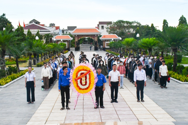 Thường trực Hội Sinh viên Việt Nam tỉnh và hội viên, sinh viên tham gia đặt vòng hoa tưởng niệm các anh hùng liệt sĩ tại Đài tưởng niệm.