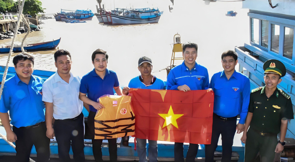 Thường trực Hội Sinh viên tỉnh cùng các đơn vị trao tặng cờ Tổ quốc và áo phao cho ngư dân. Ảnh: CTV