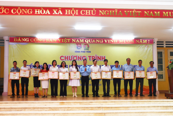 Hội đồng Đội tỉnh trao tặng bằng khen của Hội đồng Đội trung ương cho các giáo viên Tổng phụ trách Đội.