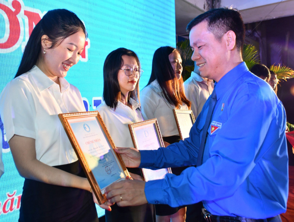 Anh Võ Duy Kha, Phó Bí thư Tỉnh đoàn, Chủ tịch Hội Sinh viên tỉnh trao chứng nhận Sinh viên 5 tốt năm học 2021-2022 cho sinh viên. Ảnh: BẢO KÍNH