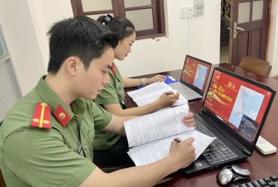 Đoàn viên, thanh niên Công an tỉnh sử dụng hình nền máy tính cá nhân bằng hình ảnh bản đồ Việt Nam.