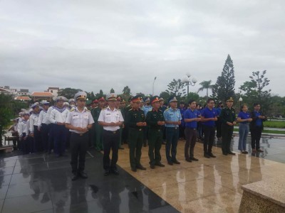 Đoàn viên, thanh niên, chiến sĩ các đơn vị đã tham gia dâng hương tại Đài tưởng niệm