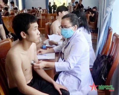 Thanh niên phường Phú Đông  thành phố Tuy Hòa (Phú Yên) tại buổi khám sức khỏe nghĩa vụ quân sự năm 2024. 
